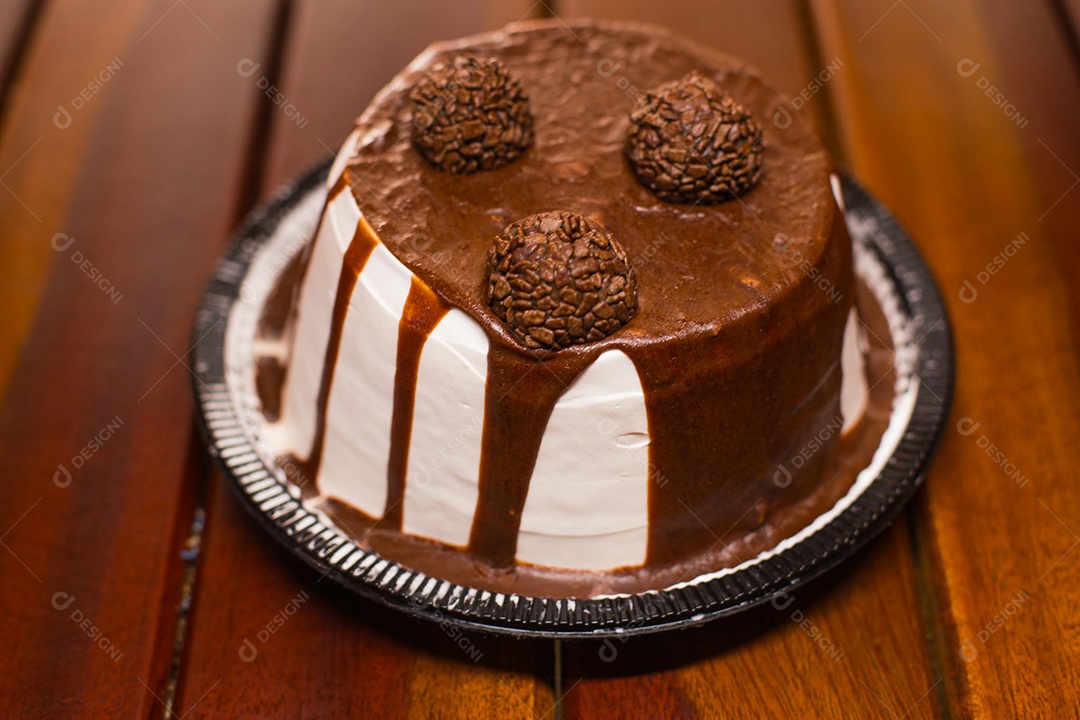 Um saboroso bolo de brigadeiro sobre uma mesa de madeira
