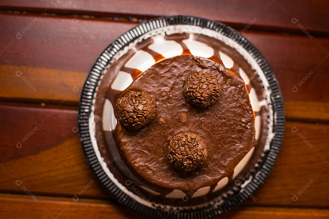 Um saboroso bolo de brigadeiro sobre uma mesa de madeira