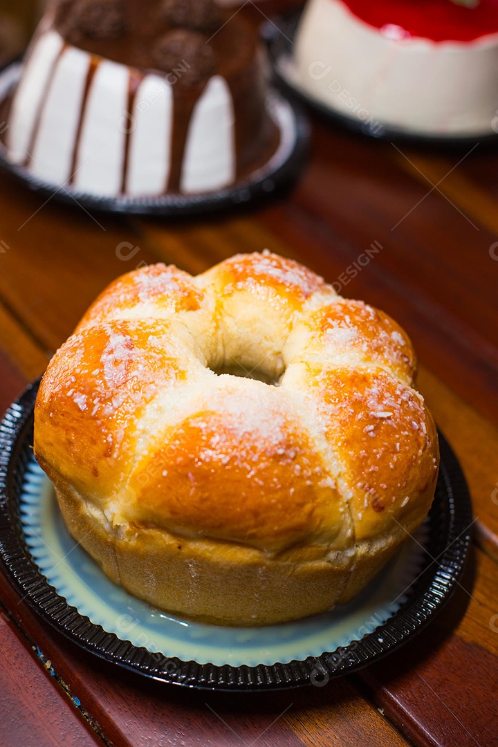 Uma saborosa rosca doce sobre uma mesa de madeira
