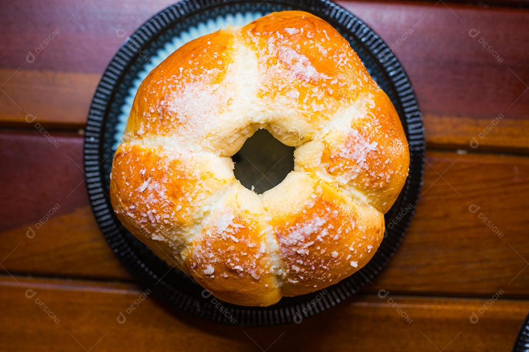 Uma saborosa rosca doce sobre uma mesa de madeira