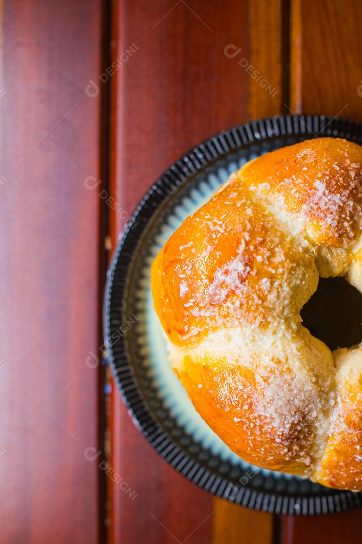 Uma saborosa rosca doce sobre uma mesa de madeira
