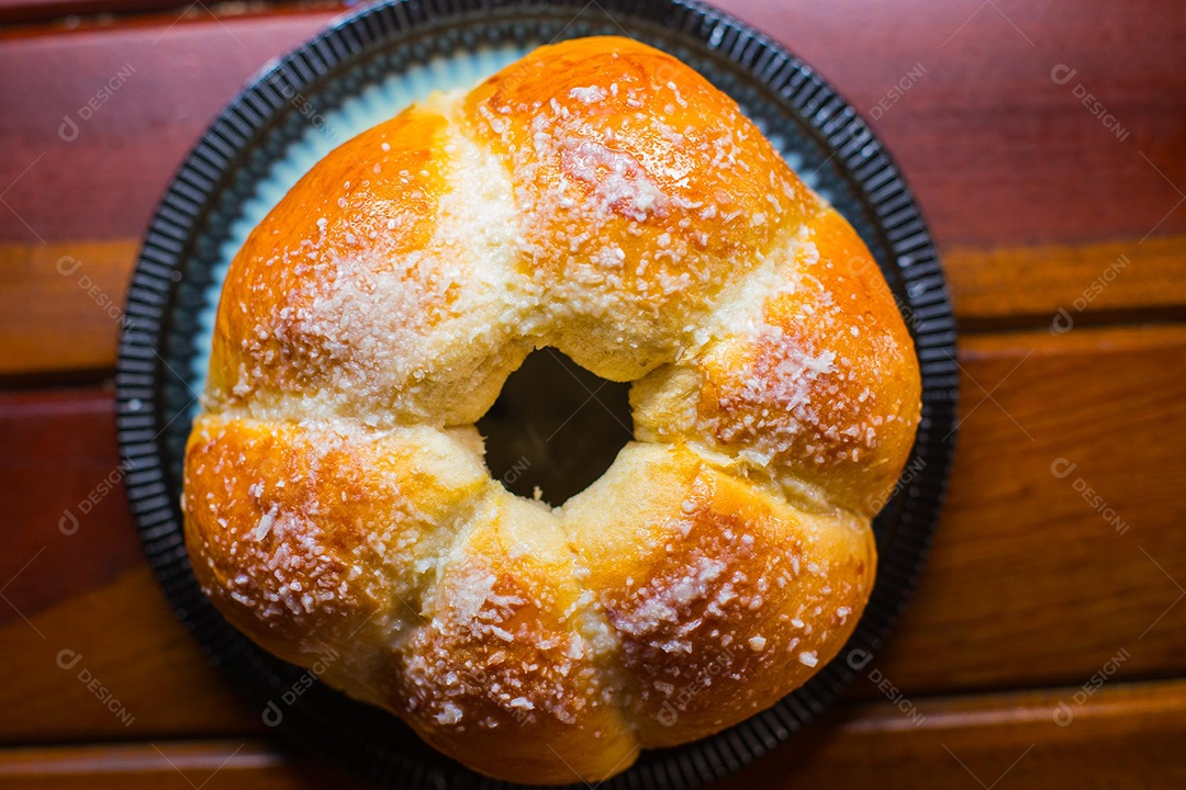 Uma saborosa rosca doce sobre uma mesa de madeira