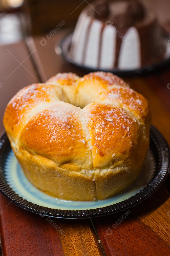 Uma saborosa rosca doce sobre uma mesa de madeira