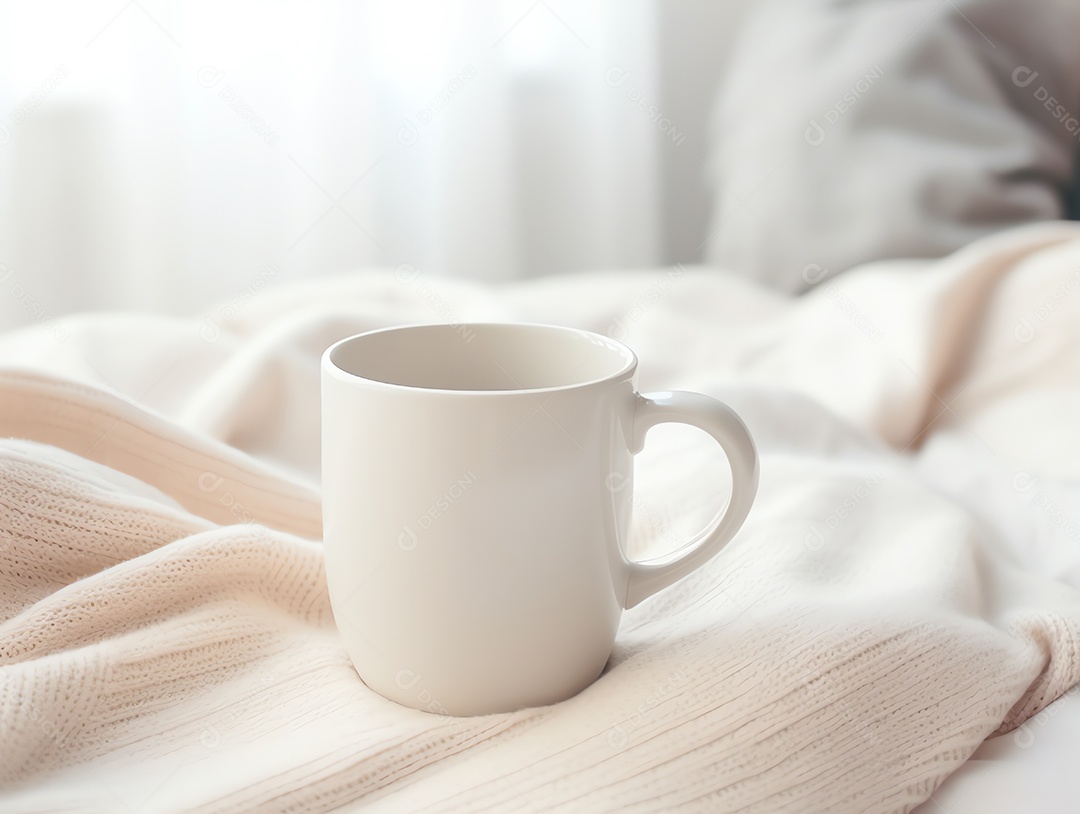 Maquete de caneca de café branca vazia em roupas de malha quentes no outono e inverno