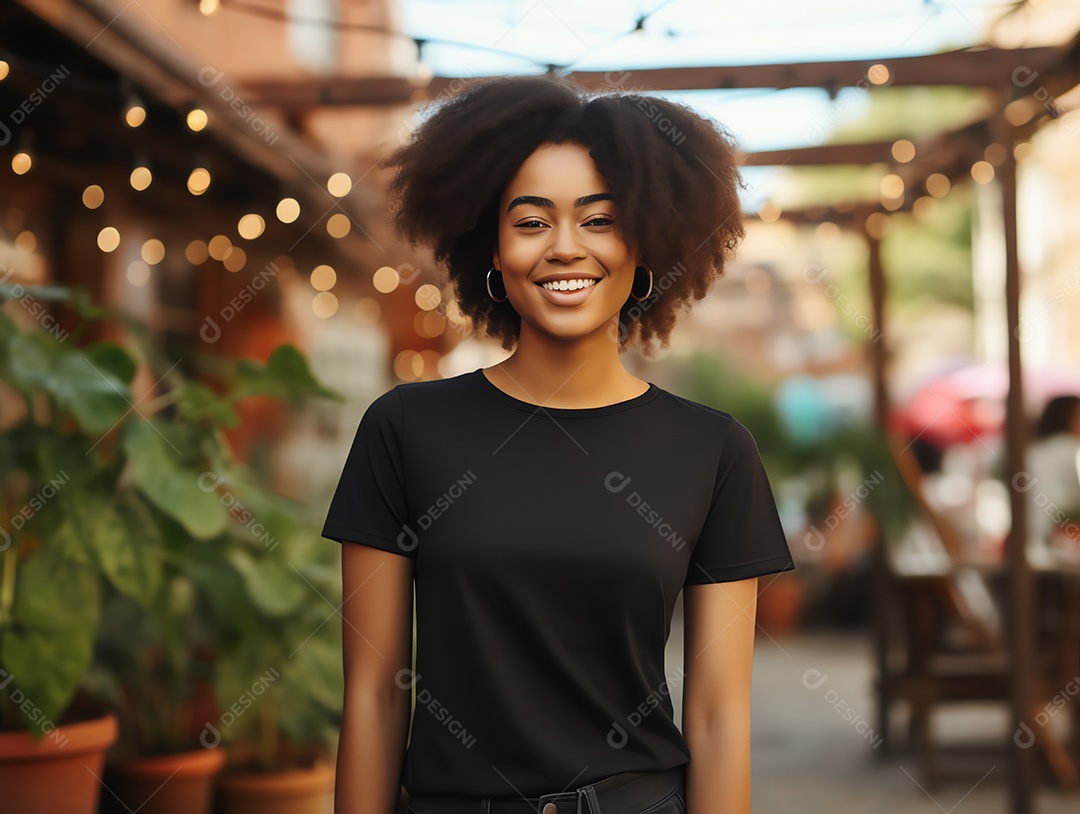 Mulher jovem e atraente vestindo maquete de camiseta preta vazia em branco para modelo de design