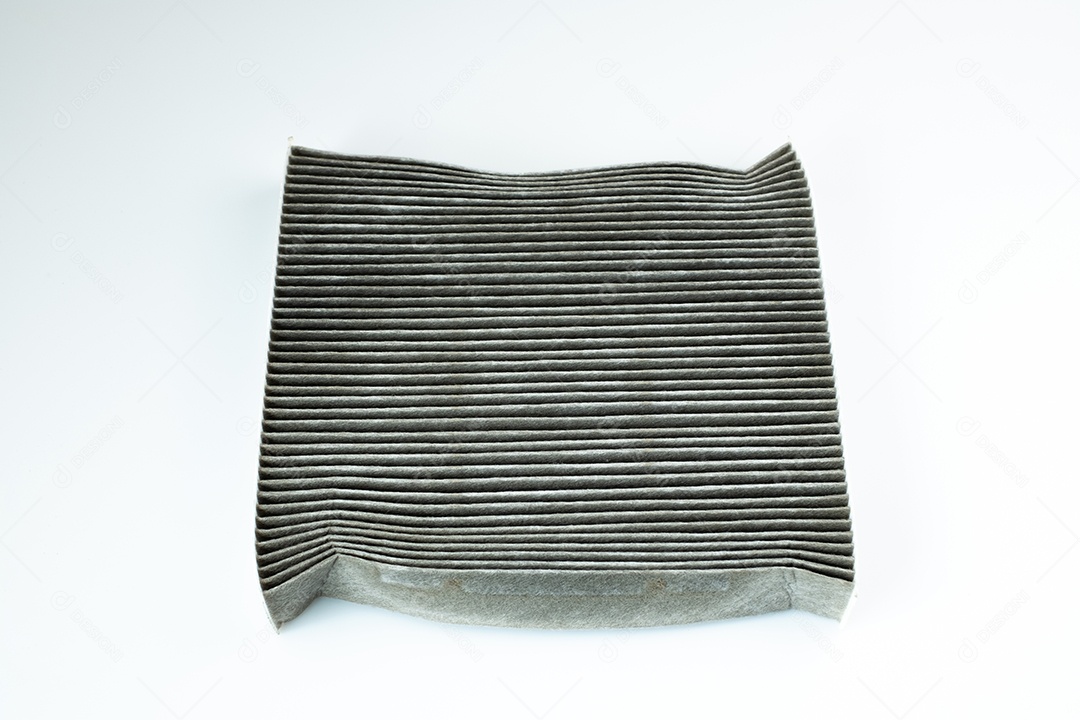 Filtro de ar de carro antigo que foi usado isolado em fundo branco