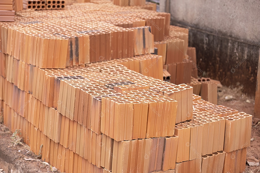Pilha de tijolos cerâmicos para construção civil