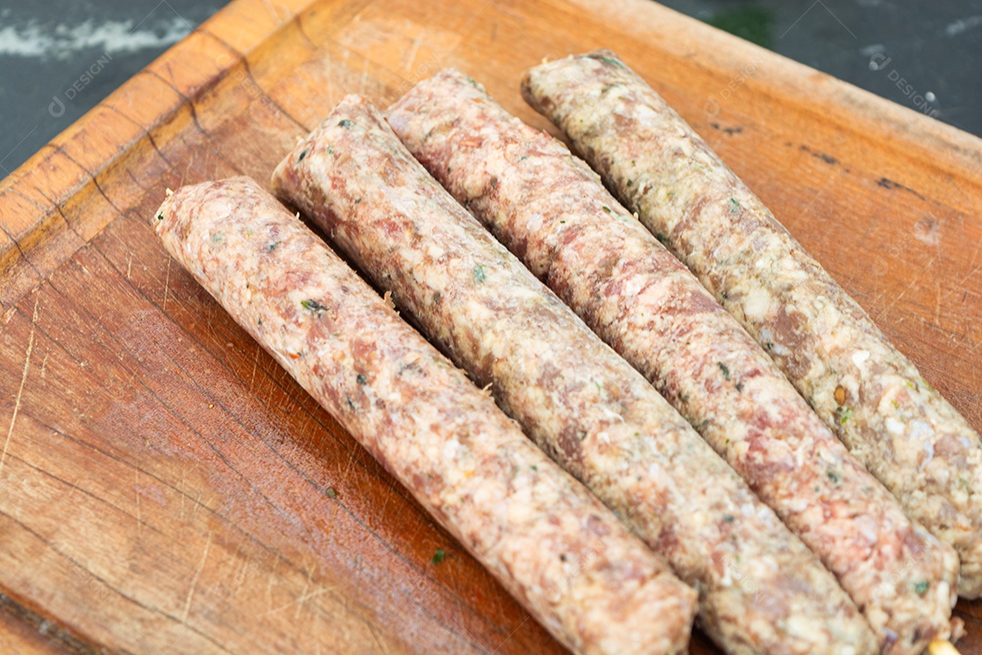 Espetinhos prontos sobre tábua de madeira