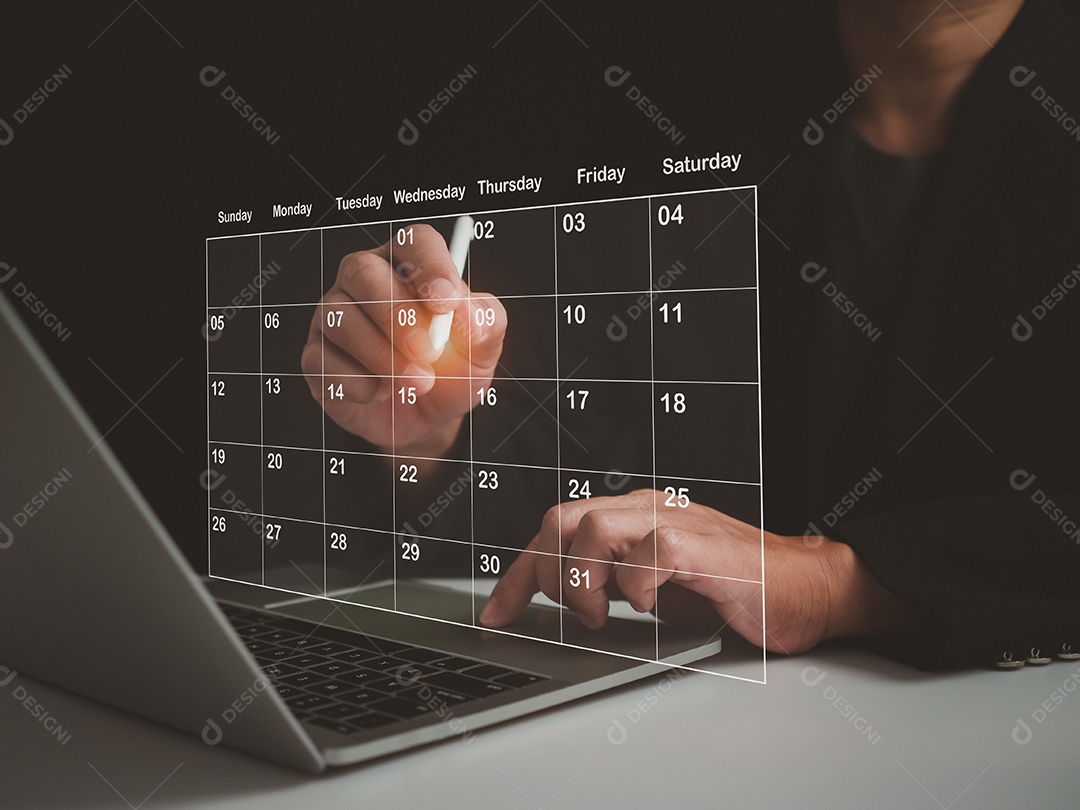 Empresário marcando datas no calendário virtual, gerenciando seu negócio