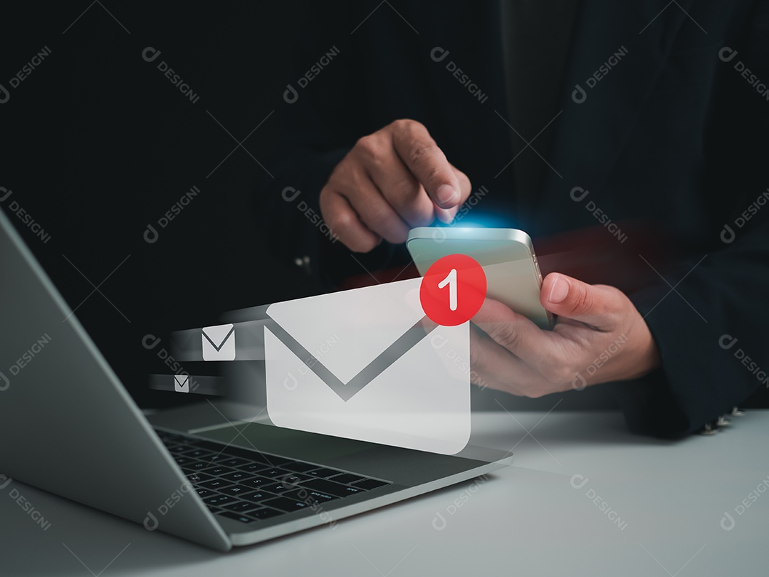 Empresário verificando e-mail na tela do telefone. Notificação de novo e-mail