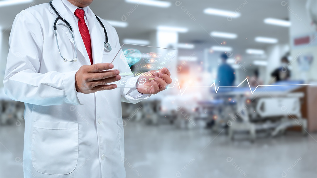 Médico segurando a tela para analisar o diagnóstico médico na moderna conexão de rede de tela virtual