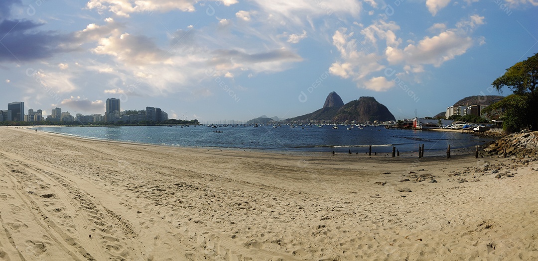 Vista panorâmica da praia de Botafogo ao Pão de Açúcar no Rio de Janeiro Brasil.