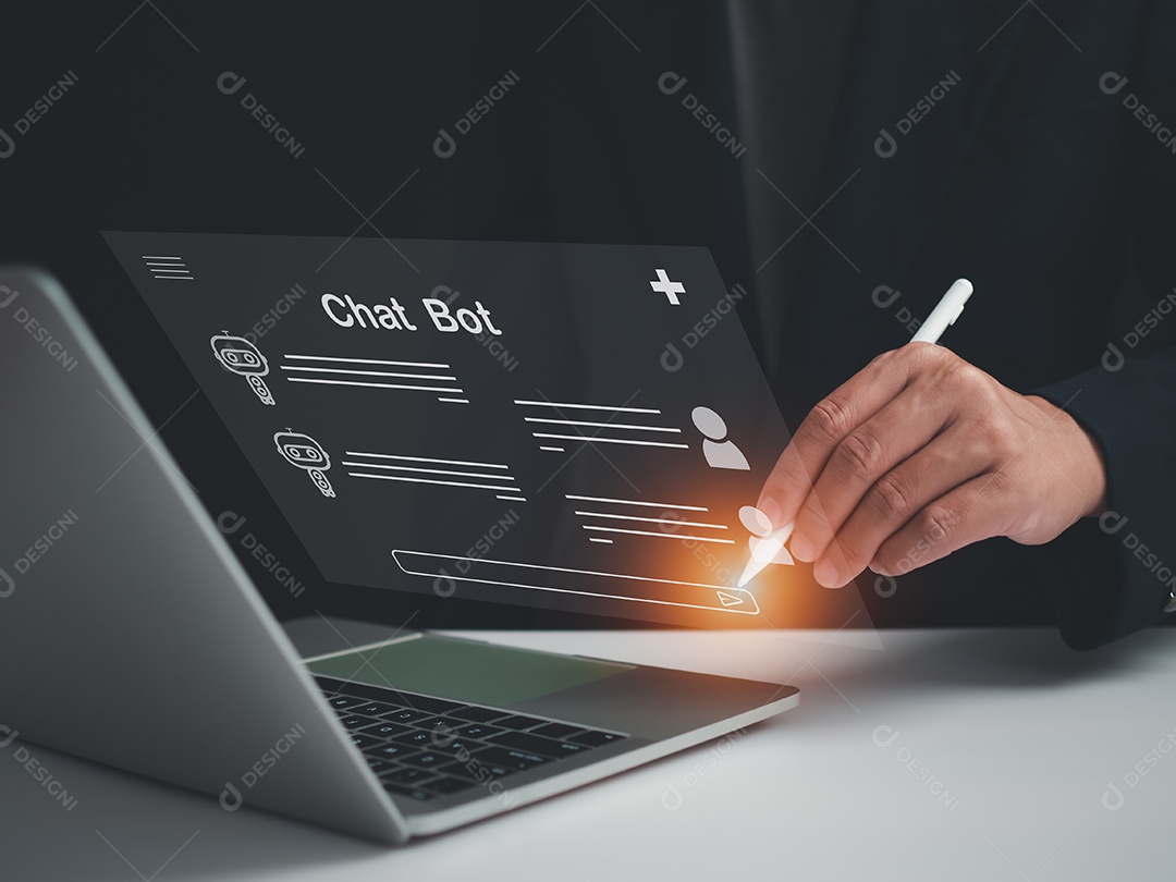 Empresário está usando uma caneta para escrever uma pergunta que deseja responder