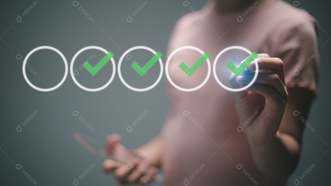 Empresários avaliam com caixas de seleção on-line em uma tela virtual.