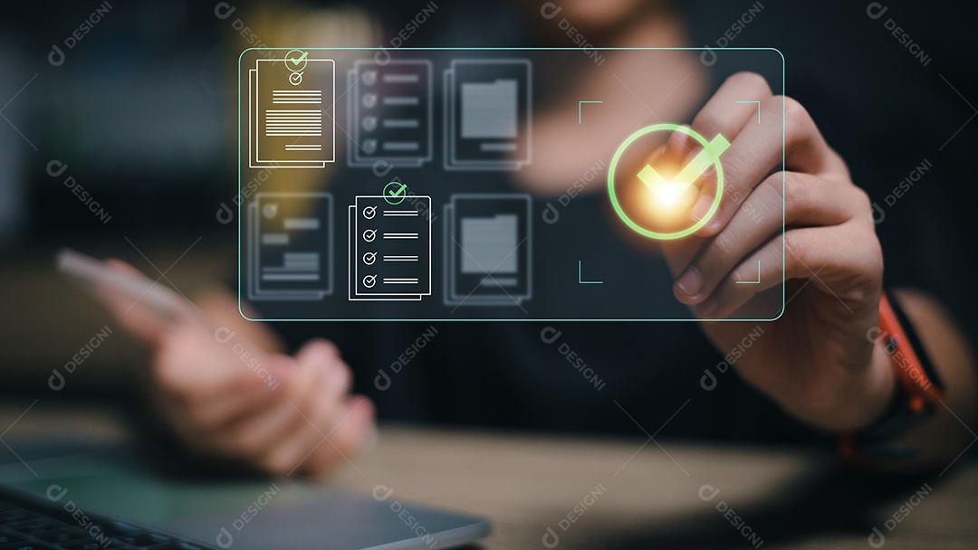 Mulheres de negócios que usam laptops com marcas de sinalização corretas e ícones de documentos