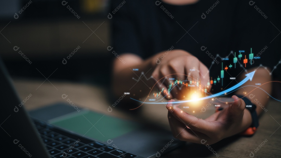 Empresário tocando no smartphone com gráfico do mercado de ações e seta crescente para análise de investidores