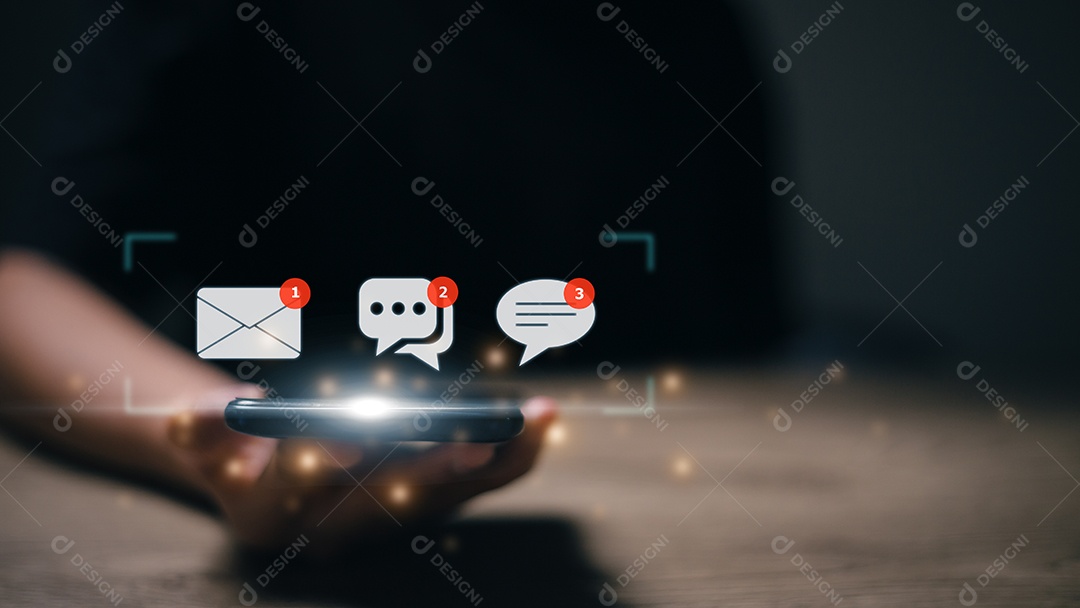 Verificando e-mail na tela do telefone. Novo conceito de notificação por e-mail para comunicação por e-mail comercial e marketing digital.