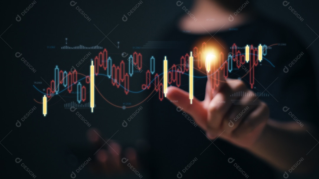 Empresário tocando com gráfico do mercado de ações e seta crescente para análise de investidores