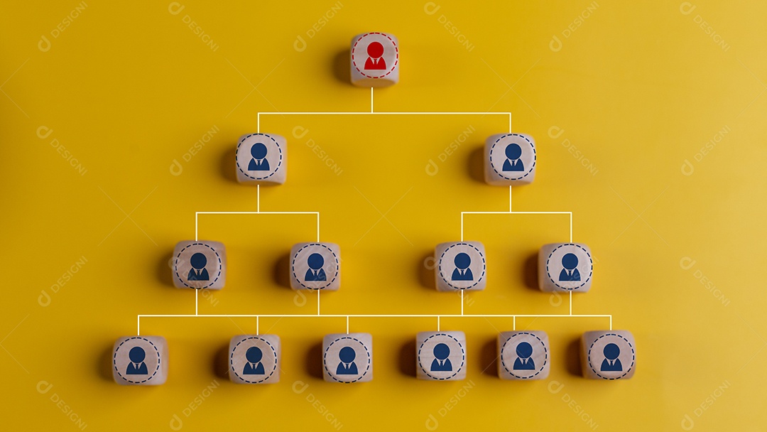 Blocos de madeira sobre fundo isolado amarelo