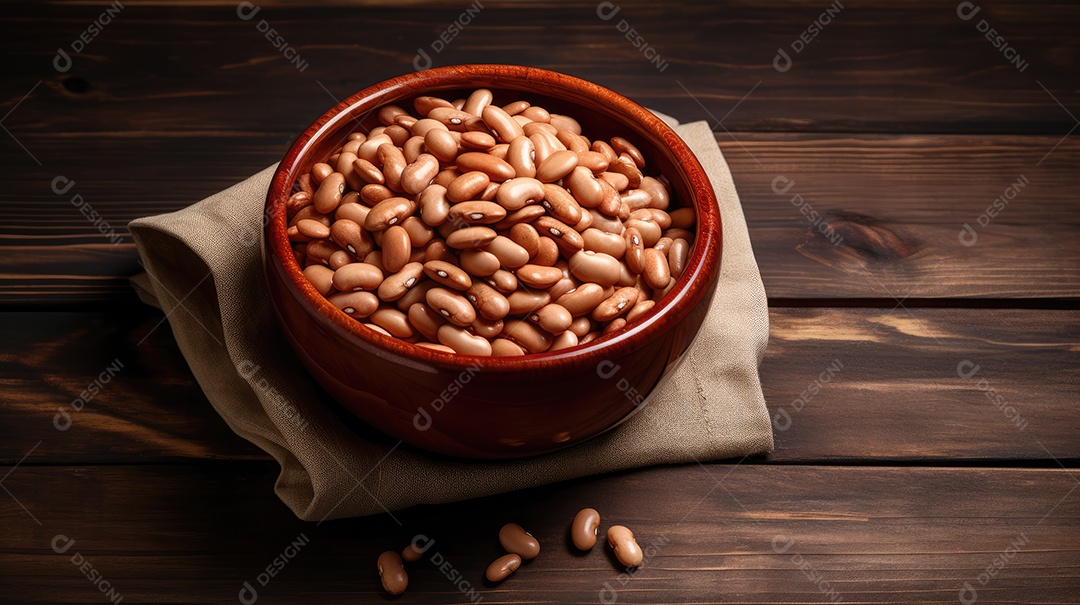 Grãos sobre uma tigela em uma mesa de madeira