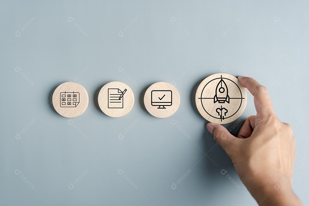 Mão de pessoa segurando peças em um fundo isolado