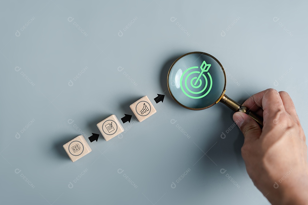 Mão de pessoa segurando peças em um fundo isolado