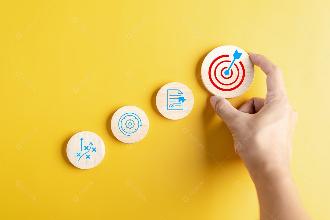 Mão de pessoa segurando peças em um fundo isolado