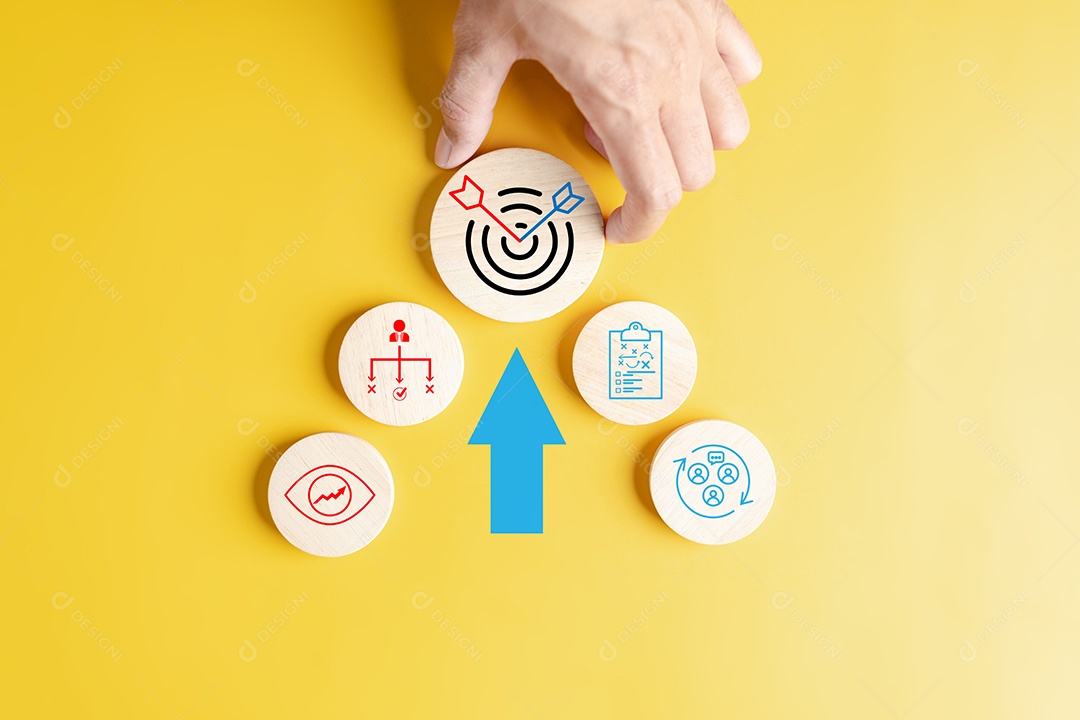 Mão de pessoa segurando peças em um fundo isolado