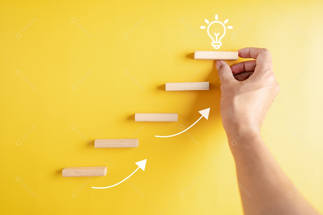 Mão de pessoa segurando peças em um fundo isolado