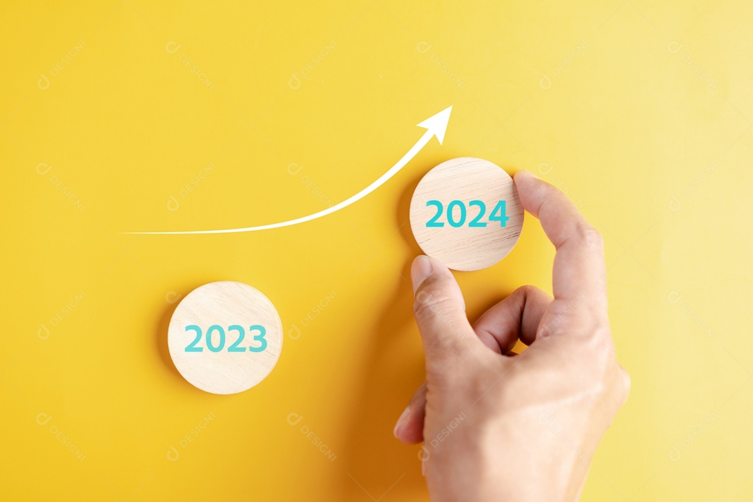 Mão de pessoa segurando peças em um fundo isolado