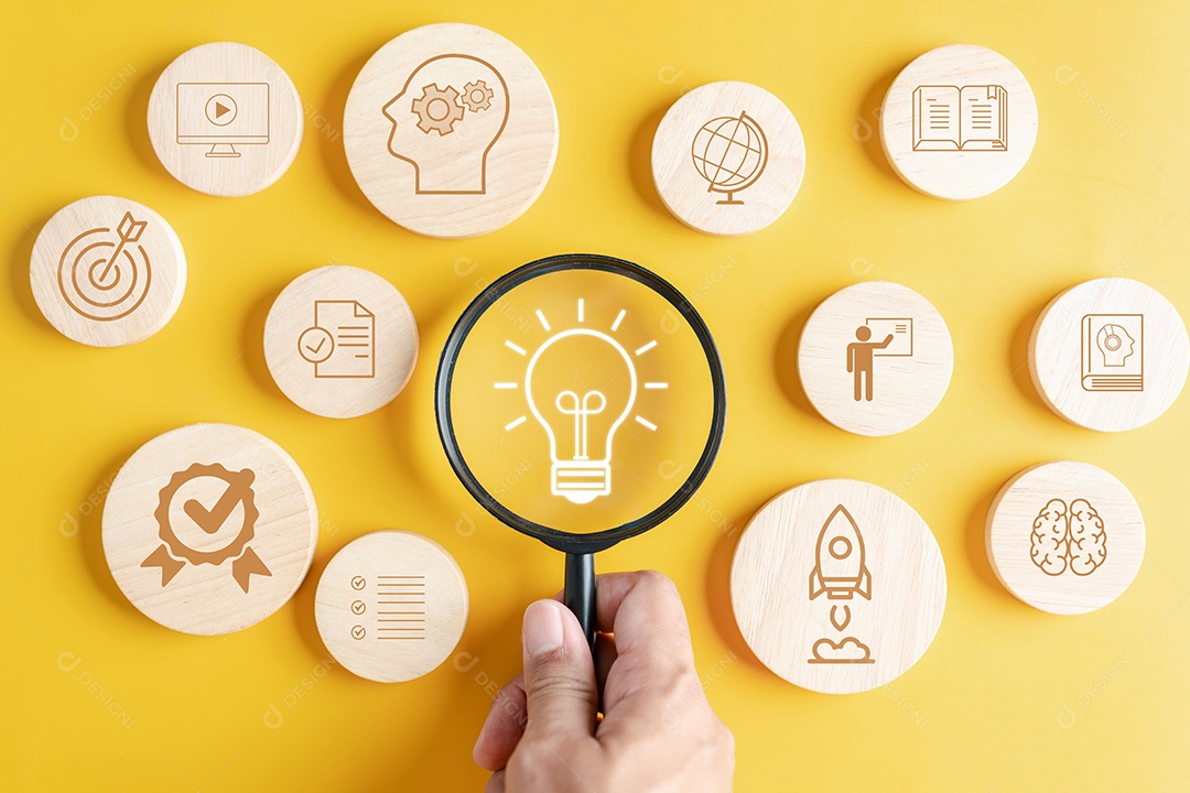 Mão de pessoa segurando peças em um fundo isolado