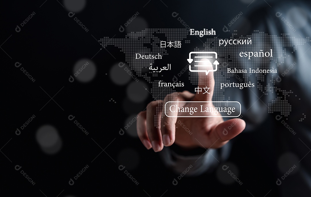 Mão de pessoa segurando peças em um fundo isolado