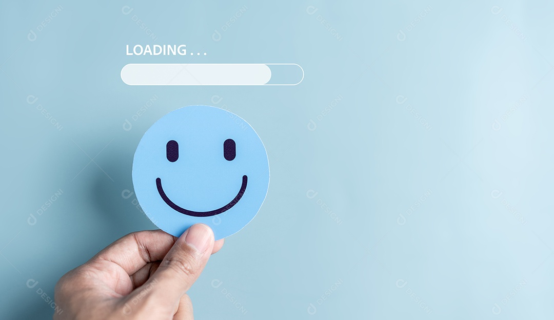 Mão de pessoa segurando peças em um fundo isolado