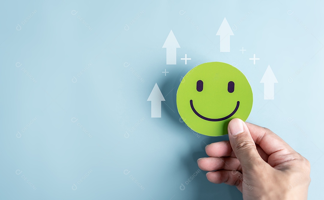 Mão de pessoa segurando peças em um fundo isolado