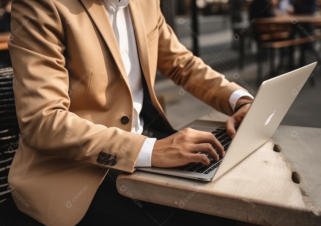 Mão do empresário usando laptop, sem porta café, refrigeração, conceito de tecnologia.