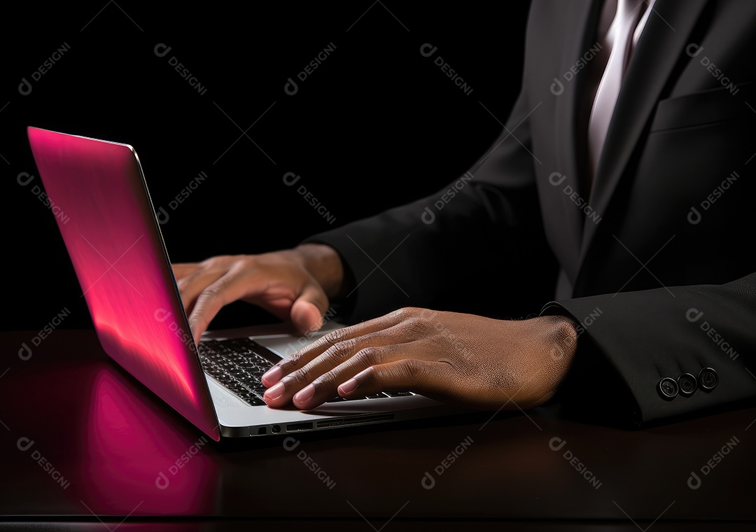 Mão do empresário usando laptop, sem porta café, refrigeração, conceito de tecnologia.