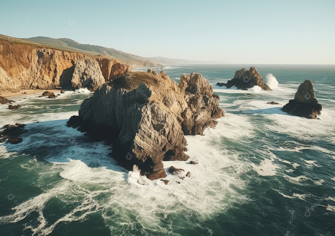 Vista aérea do litoral rochoso. Ondas batendo nas rochas. Vista aérea do mar, mar cinematográfico e vista para a montanha.