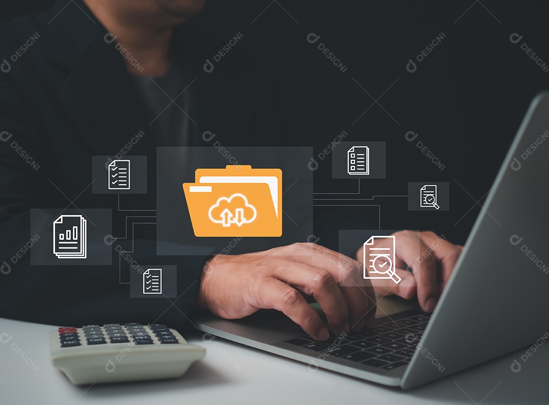 Empresários usam computadores para gerenciar documentos e informações importantes