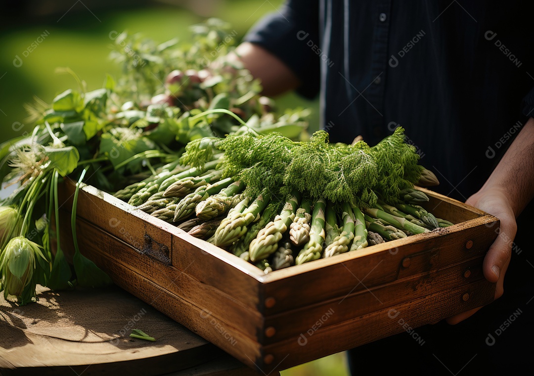 Verduras sobre uma caixa de madeira em uma mesa de madeira