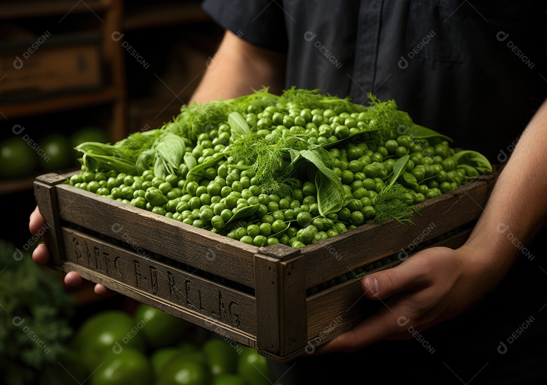 Mãos de pessoas segurando Verduras sobre uma caixa de madeira