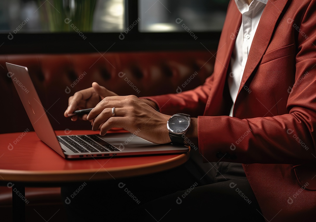 Mão do empresário usando laptop, sem porta café