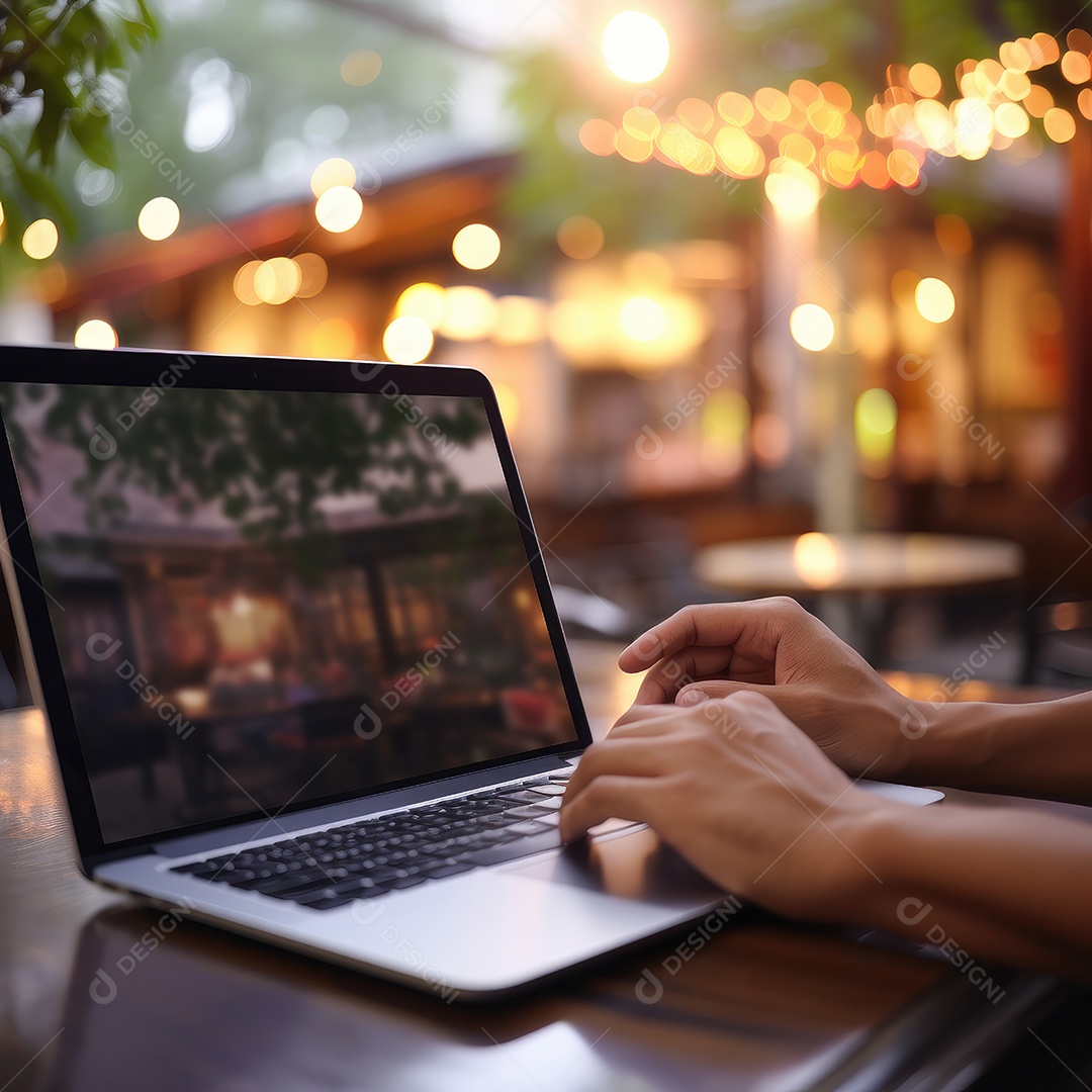 Mão do empresário usando laptop, sem porta café