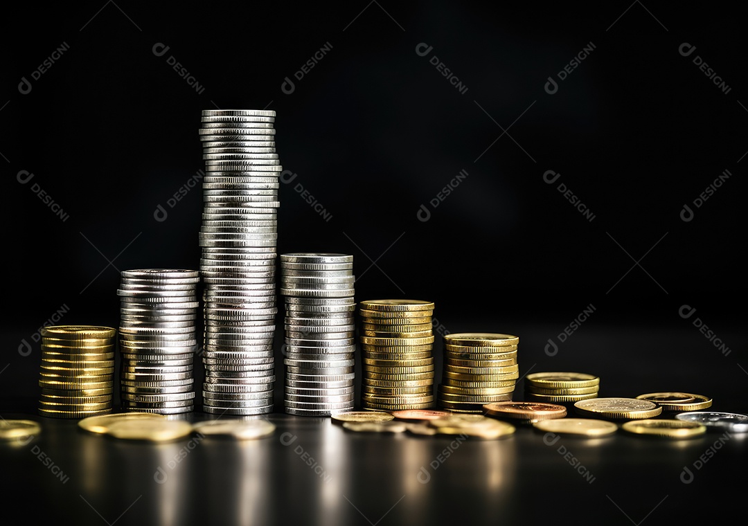 Pilha de moedas de prata e gráfico de dinheiro crescente em linhas. Conceito de renda, lucros, finanças, investimento, juros e poupança de dinheiro.