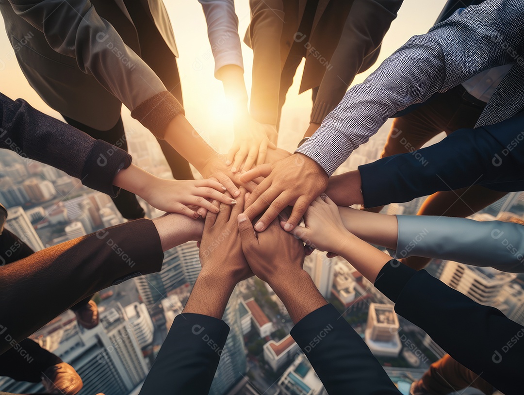 Grupo diversificado de empresários juntou as mãos na pilha