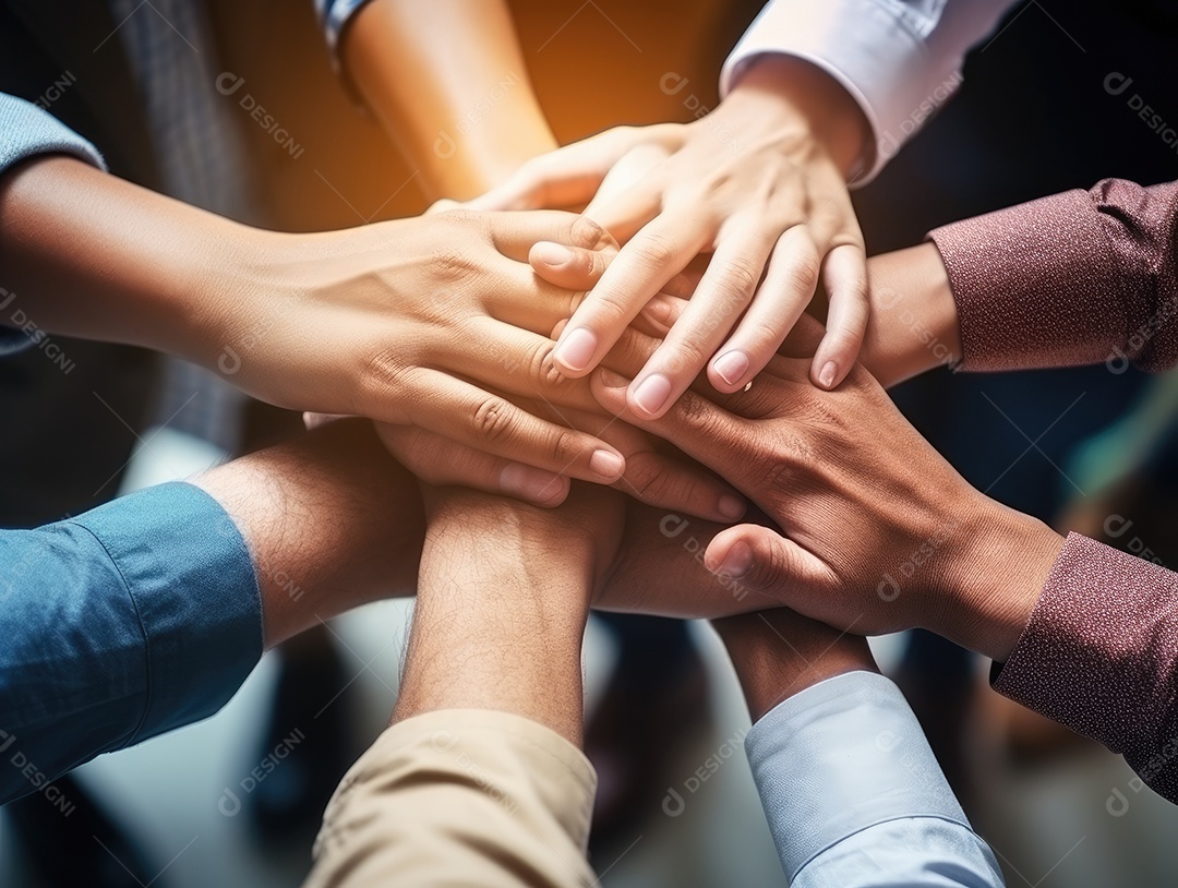 Grupo diversificado de empresários juntou as mãos na pilha