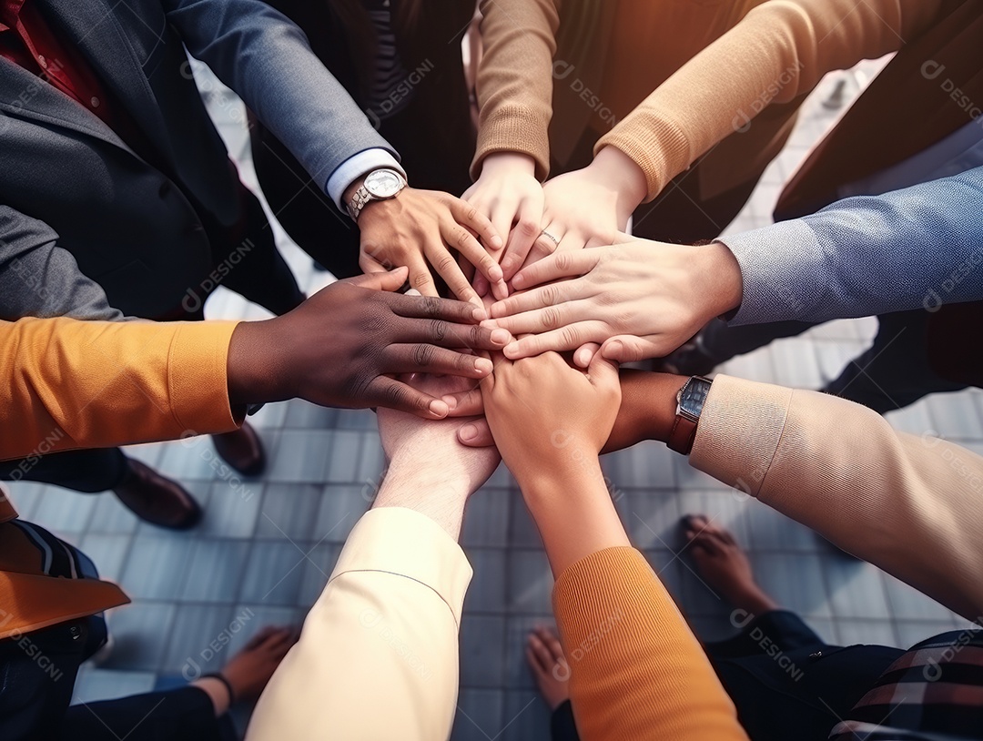 Grupo diversificado de empresários juntou as mãos na pilha