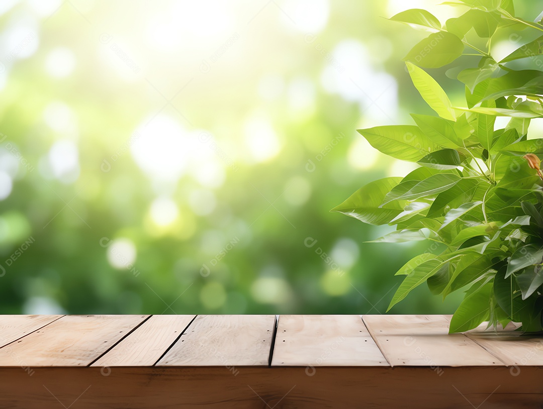 Mesa de madeira em branco abstrata sobre planta verde turva no fundo do jardim com luz solar matinal