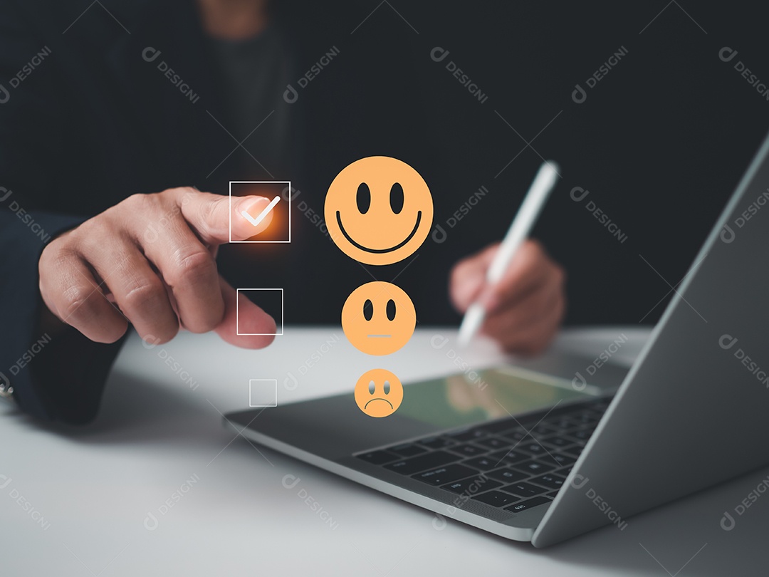 Os empresários estão avaliando e pesquisando a satisfação do cliente