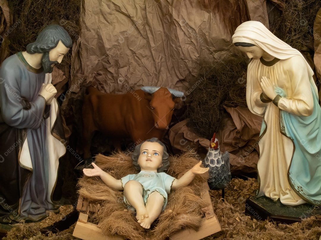 Presépio tradicional de Natal com figuras coloridas.