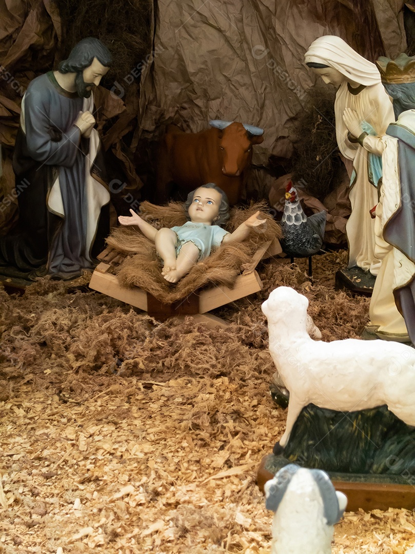 Presépio tradicional de Natal com figuras coloridas.